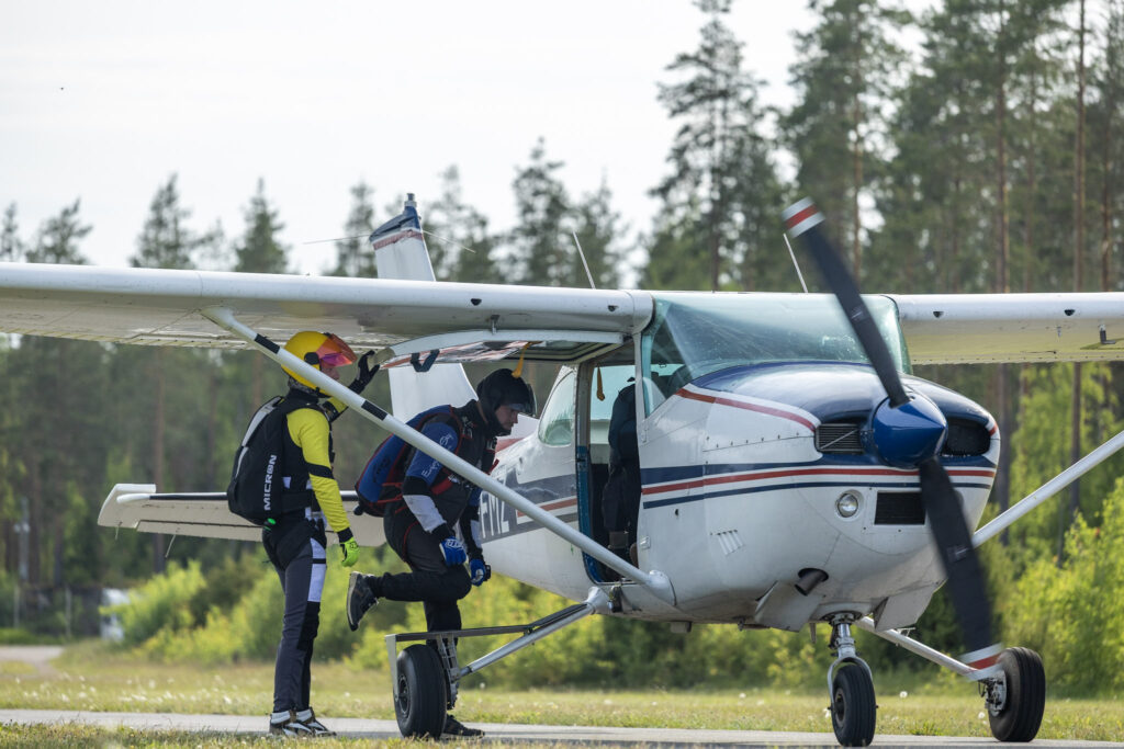 Skydive Karjala - Fallschirmspringen am See Saimaa