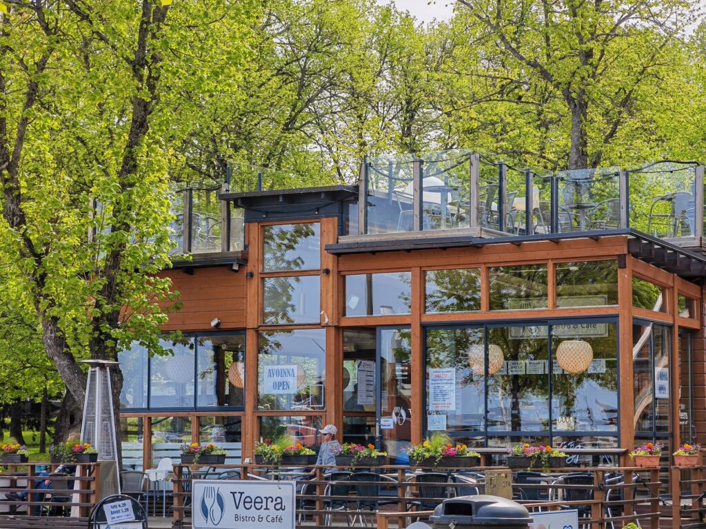 Café & Bistro Veera, wunderschön gelegen im Hafen von Lappeenranta, im Kasinonpuisto Park , direkt am Ufer des Saimaa-Sees!